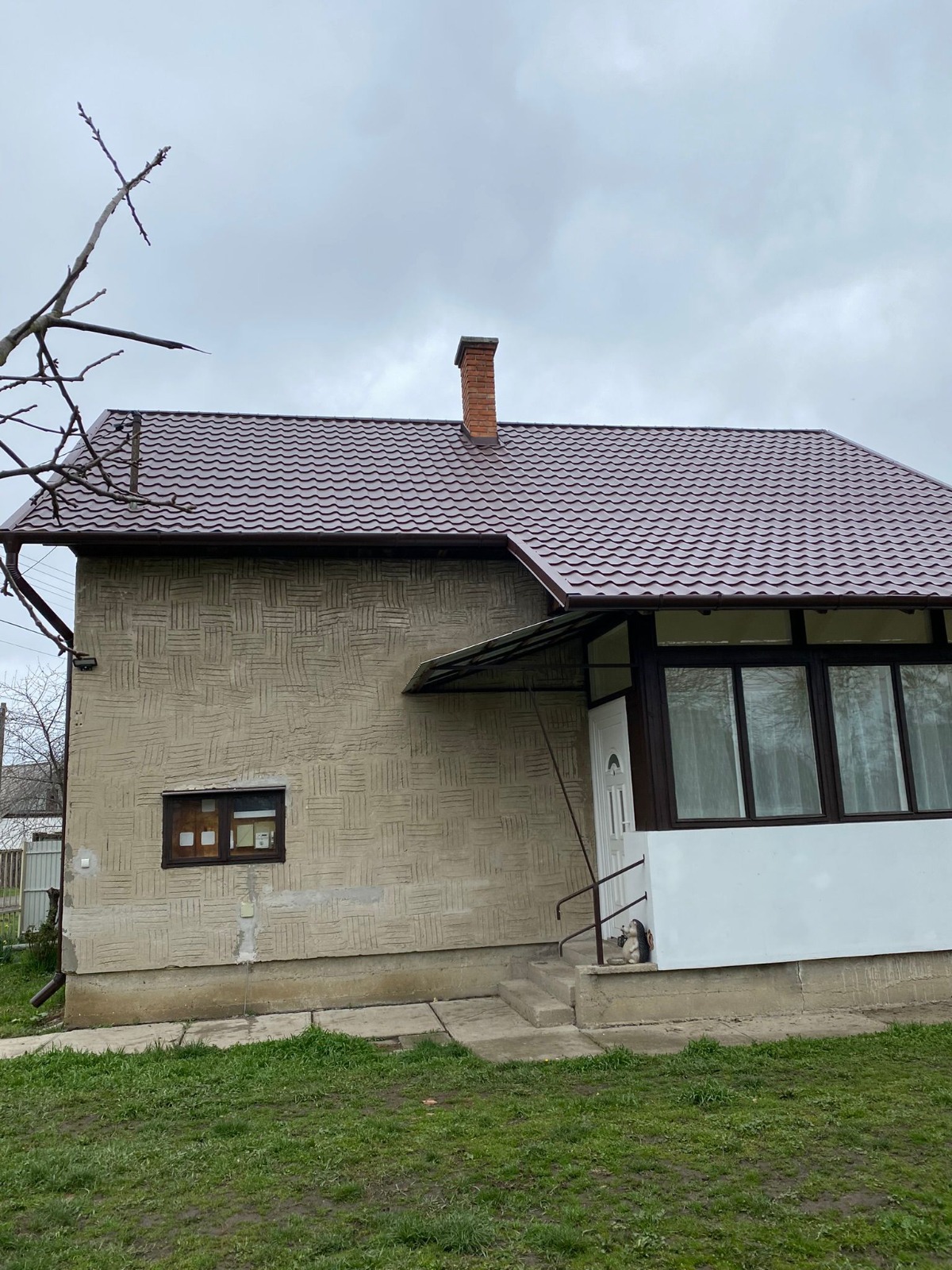 Neue Dachrinne und Fallrohr an einem Wohnhaus in Leipzig